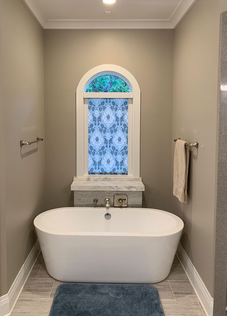 shade-with-pattern-bathtub